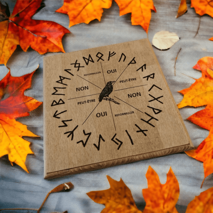 Planche de pendule 24 runes et corbeau  20 cm sur 20 cm